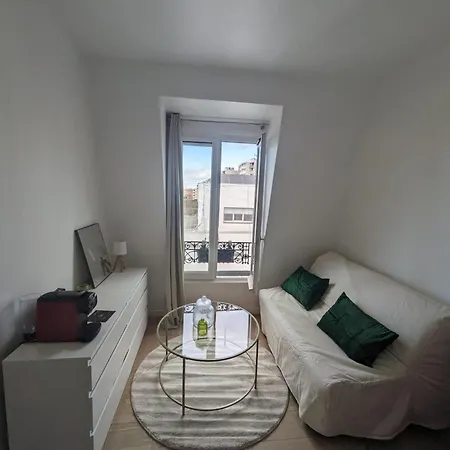 Cosy Proche Metro Apartment
